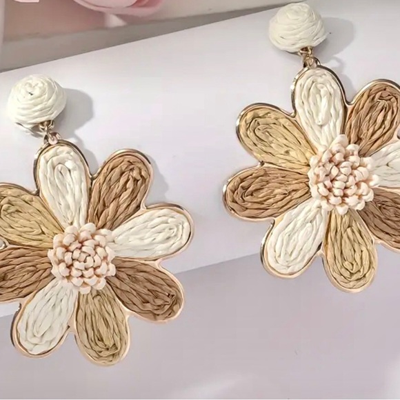 Bohemian Style Raffia Woven Flower Fashion Earrings - Picture 4 of 7